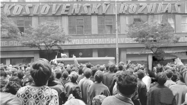 Lidé před Československým rozhlasem v srpnu 1968