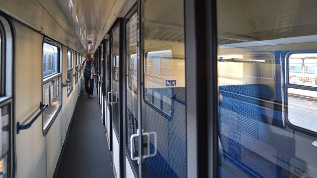 Zyblých několik desítek vagónů prošlo rekonstrukcí, koženky nahradily klasické látkové sedačky. Ty je možné potkat už ve většině vagónů