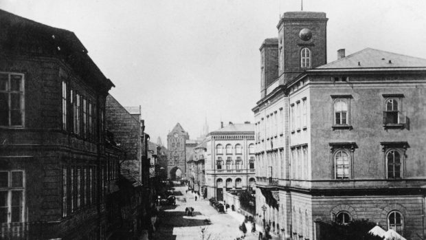 Státní (později Masarykovo, později nádraží Praha - Střed) nádraží s průhledem Hybernskou ulicí k Prašné bráně ze 70. let 19. století