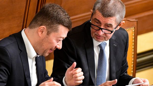 Andrej Babiš (vpravo) a Tomio Okamura na schůzi Sněmovny 19. prosince 2018