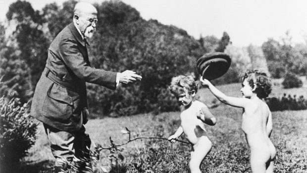 Prezident Tomáš Garrigue Masaryk s vnuky Leonardem a Herbertem Revilliodovými ( synové dcery Olgy ) v r.1925