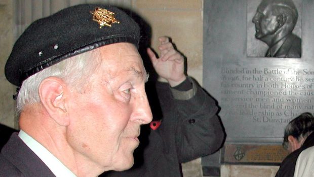 Předseda Svazu československých legionářů v zahraničí, generál Miloslav Kašpar (vlevo) hovoří s tehdejším premiérem Vladimírem Špidlou