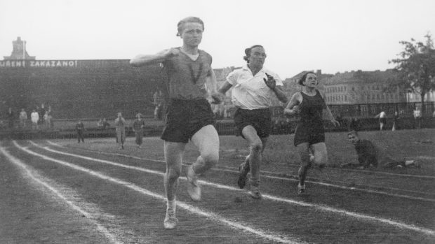 Zdena Koubková (vlevo) na snímku z roku 1934 na stadionu na Letné