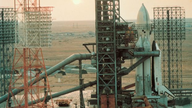 Raketoplán Buran a nosný systém Eněrgija při přípravě startu v roce 1988.