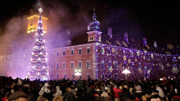 Lidé slaví Vánoce v ulicích polské Varšavy. Nově by mohl být Štědrý den zároveň státním svátkem