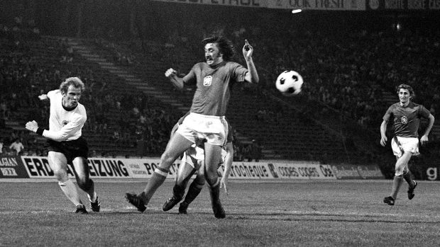 Antonín Panenka během finálového zápasu mistrovství Evropy v roce 1976 na stadionu v Bělehradě