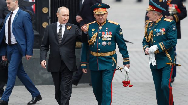 Ruský prezident Vladimir Putin (vlevo), bývalý ministr obrany a tajemník bezpečnostní rady Sergej Šojgu (uprostřed) a bývalý velitel pozemních sil  a zástupce tajemníka bezpečnostní rady Oleg Saljukov (vpravo)
