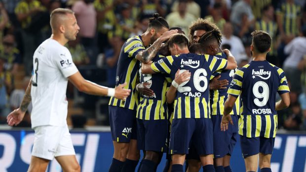 Fotbalisté tureckého Fenerbahce slaví výhru nad Slováckem