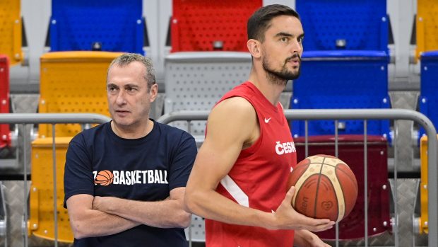 Kouč basketbalové reprezentace Ronen Ginzburg a lídr z řad hráčů Tomáš Satoranský