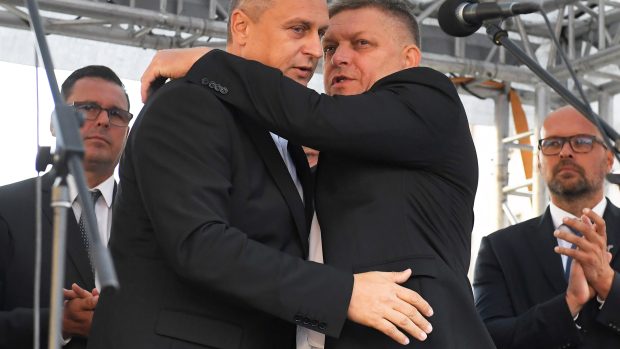 Šéf SNS Andrej Danko (vlevo) a Robert Fico