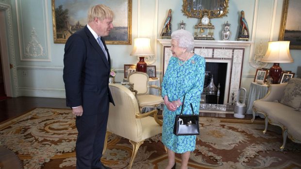 Boris Johnson na návštěvě u královny Alžběty II. v roce 2019