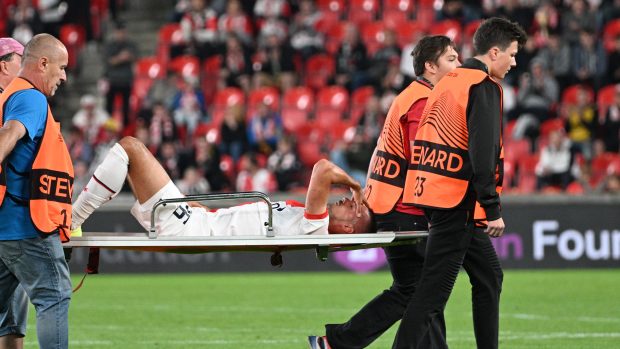 Fotbalový útočník Slavie Ivan Schranz po zápase Evropské konferenční ligy s Ballkani skončil v nemocnici na neurochirurgii se zraněním hlavy a krční páteře