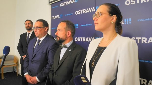 Vedle primátora Tomáše Macury (druhý zprava) náměstci Andrea Hoffmanová (piráti) a za Spolu Jan Dohnal (ODS)