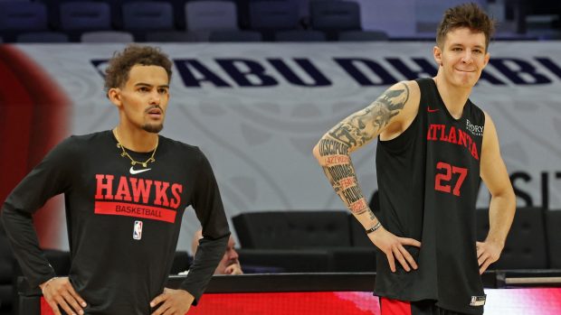 Trae Young a Vít Krejčí (vpravo)