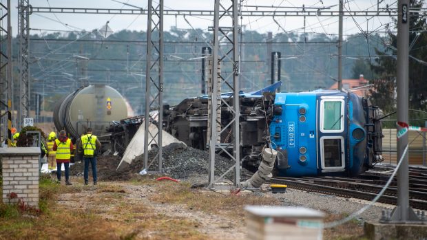 Hasiči přečerpávají toxický benzen z cisteren havarovaného nákladního vlaku na železničním koridoru u Poříčan na Kolínsku