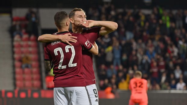 Lukáš Haraslín (22) slaví gól spoluhráče Jana Kuchty (9)