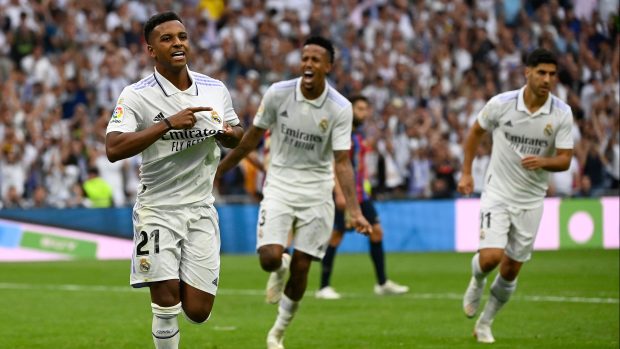 Rodrygo slaví třetí gól do sítě Barcelony