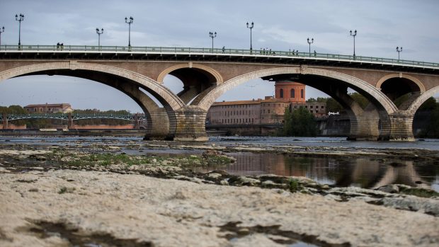 Pohled na vysychající řeku Garonne ve francouzském Toulouse