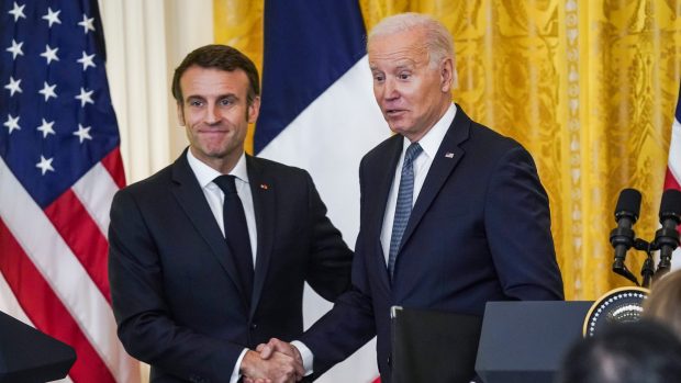 Prezident Francie Emmanuel Macron (vlevo) a jeho americký protějšek Joe Biden (vpravo) se setkali v Bílém domě