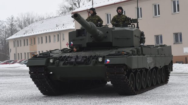 Armáda ve středu v Přáslavicích na Olomoucku převzala první z tanků Leopard, které Česku za vojenskou pomoc Ukrajině věnovalo Německo.