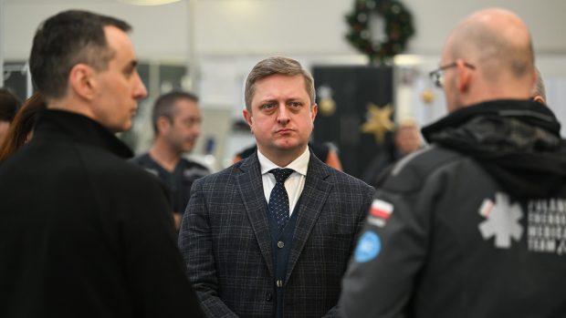 Ukrajinský velvyslanec v Polsku Vasyl Zvarych se účastní tiskové konference s polským a ukrajinským ministrem zdravotnictví o zdravotnické pomoci Ukrajině v Medevac Hubu na letišti v Jasionce u Rzeszowa na jihovýchodě Polska, 28. prosince 2022.