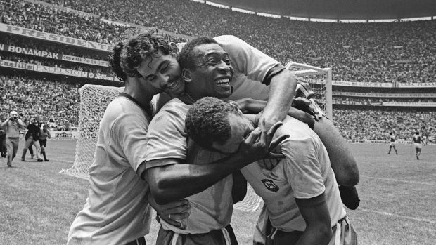 Pelé v obležení spoluhráču z brazilské reprezentace