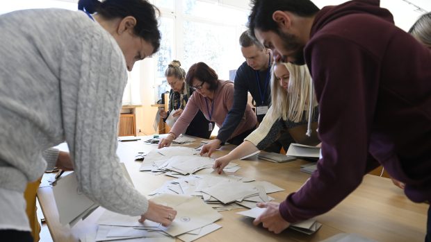 Členové volební komise v Kolektivním domě ve Zlíně sčítají hlasy, které voliči odevzdali v prvním kole prezidentských voleb