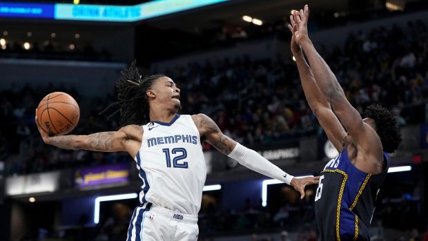 Ja Morant smečuje přes Jalena Smithe v utkání Memphisu proti Indianě