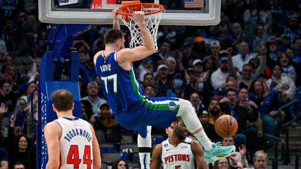 Luka Dončić zavěšuje v utkání proti Detroit Pistons