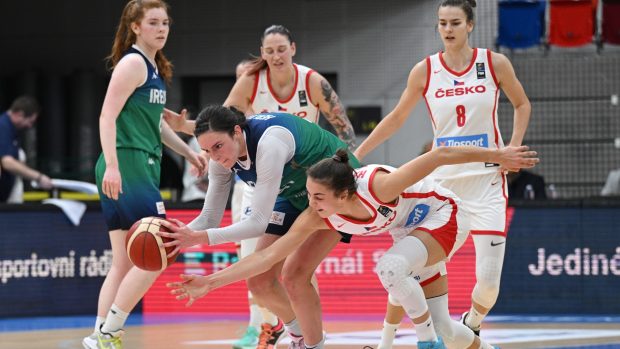 Eliška Hamzová bojuje o míč v souboji se soupeřkou z Irska