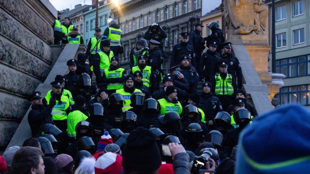 Demonstranti protivládního protestu se pokoušení vniknout do budovy Národního muzea