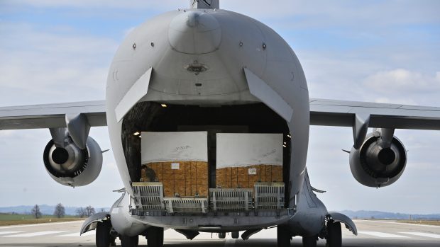 Techniku přepravil ze základny Ramstein v Německu transportní letoun C-17 amerického letectva