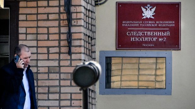 Muž telefonuje před vchodem do moskevské věznice Lefortovo