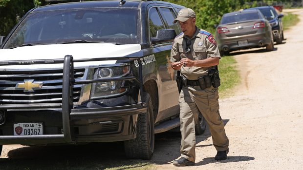 Příslušník texaské policie na místě činu střelby