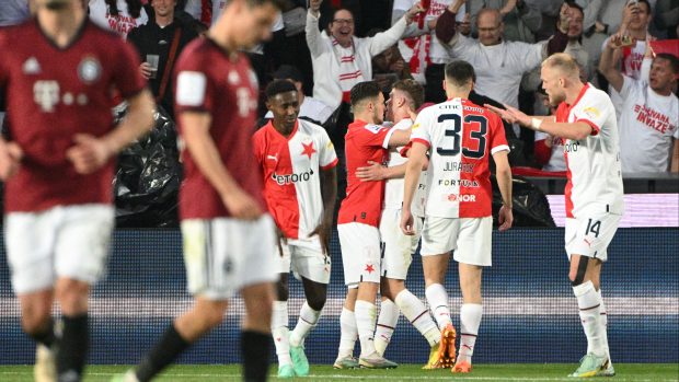 Fotbalisté Slavie se radují z branky do sítě Sparty