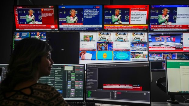 Záběr do newsroomu turecké televize Halk TV