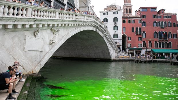 Voda pod benátským mostem Rialto se zbarvila do zelena