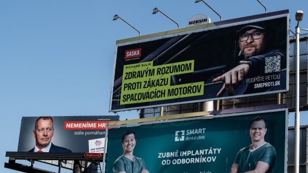 Vlevo billboard Sme rodiny, vpravo Sasky