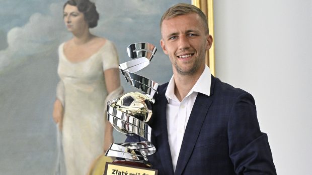 Tomáš Souček s trofejí Zlatý míč ČR