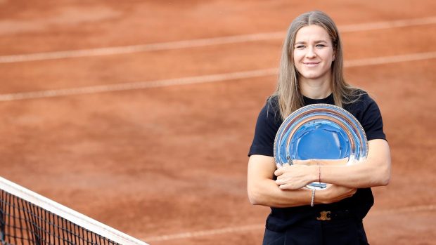 Karolína Muchová s trofejí za finále Roland Garros