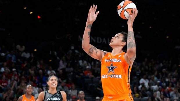 Brittney Grinerová si užila bouřlivého přijetí vyprodaného hlediště při basketbalovém utkání hvězd WNBA