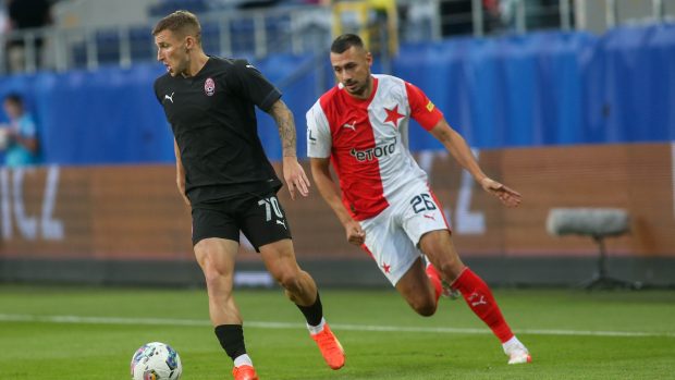 Fotbalista Slavie Ivan Schranz v souboji se soupeřem ze Zorya Luhansk