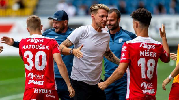 Fotbalisté Pardubic se s trenérem Radoslavem Kováčem radují z vítězství