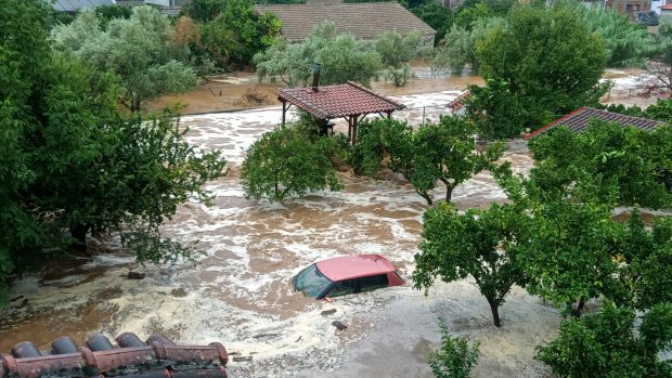 zaplavená ulice a auto střední řecko Milina oblast Pilion přívalové deště