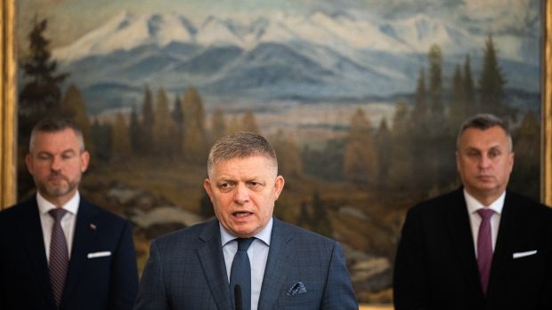 Zleva Peter Pellegrini (Hlas), Robert Fico (Směr) a Andrej Danko (SNS)