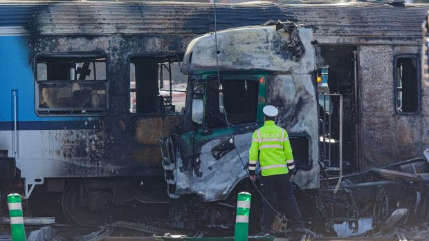 Při střetu vlaku s kamionem na Olomoucku 17. října začal hořet první vagon