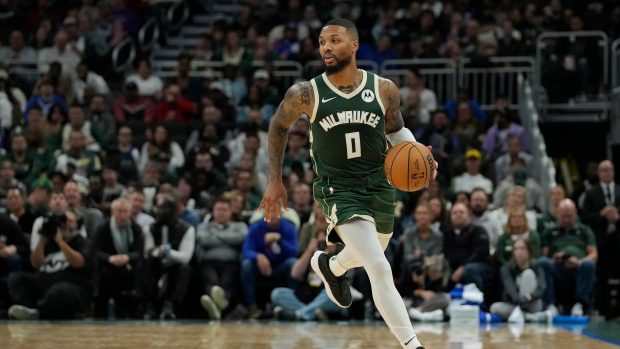 Basketbalista Milwaukee Bucks Damian Lillard dotáhl tým k těsnému vítězství nad Philadelphií