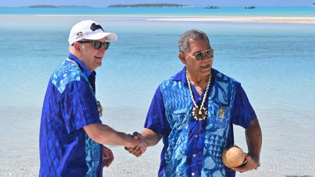 Australský premiér Anthony Albanese a tuvalský předseda vlády Kausea Natano