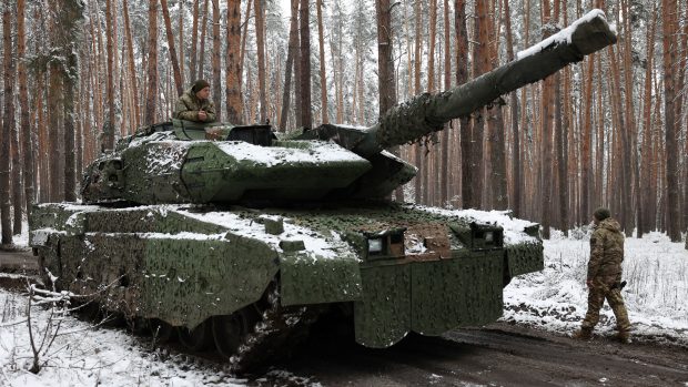 Ukrajinský tank Leopard 2A5 z 21. mechanizované brigády poblíž ukrajinského města Lyman (listopad 2023)