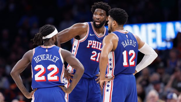 Basketbalisté Philadelphie Patrick Beverley, Joel Embiid a Tobias Harris během zápasu s Oklahomou